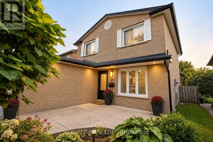 Detached at 7 DRAKES DRIVE, Hamilton