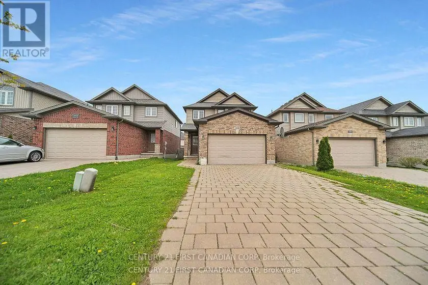 Detached at 3378 EMILYCARR LANE, London South