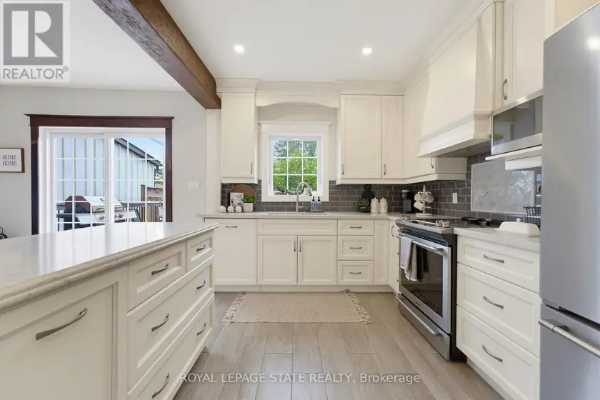 Detached at 394 CHARLTON AVENUE W, Hamilton
