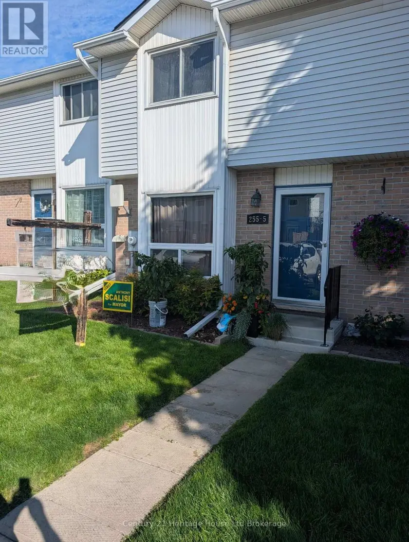 Townhouse at 5 - 255 LANSDOWNE AVENUE, Woodstock