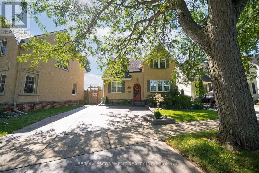 Detached at 48 LINCOLN AVENUE, Brantford