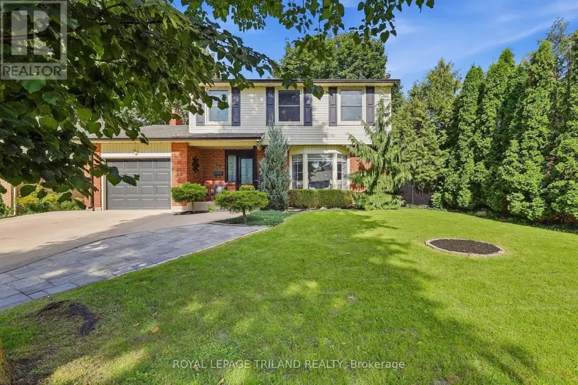 Detached at 32 HUNTER WOODS CRESCENT, London South