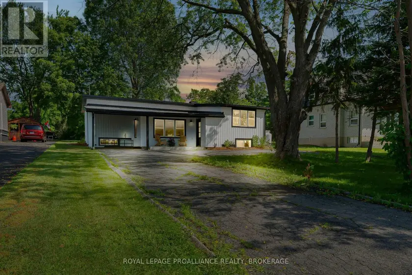 Detached at 104 MAIN STREET, Loyalist