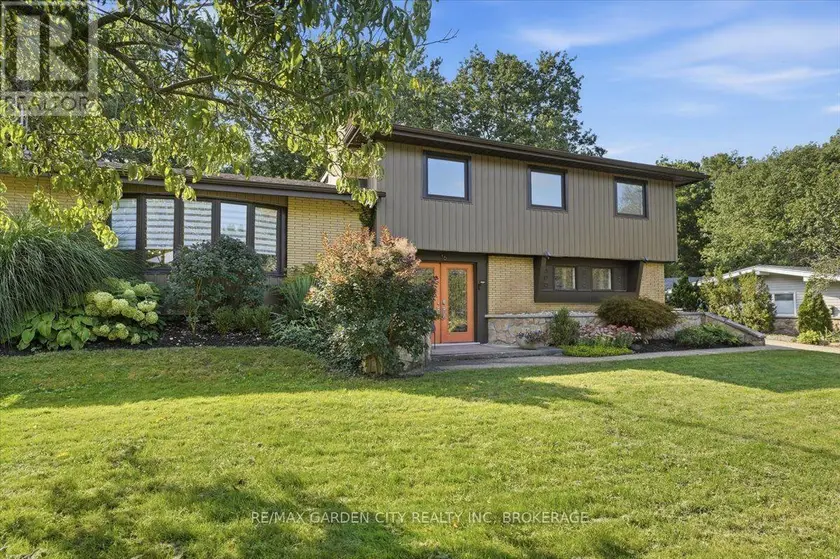 Detached at 16 PINECREST COURT, Pelham