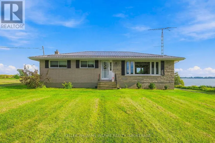Detached at 15 SOUTH SHORE ROAD, Frontenac Islands