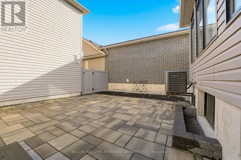Detached at B - 70 RIVERSTONE WAY, Belleville