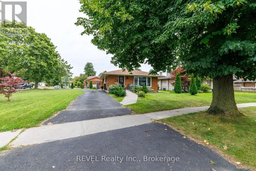 Detached at 70 CHAMPLAIN AVENUE, Welland