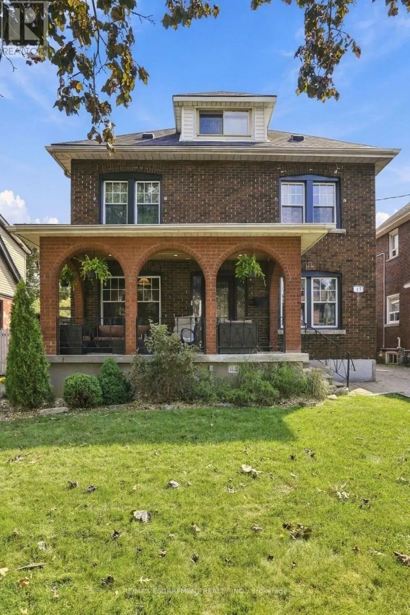 Detached at 17 TUXEDO AVENUE S, Hamilton
