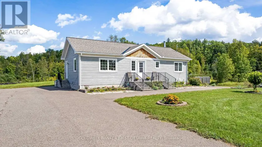 Detached at 8688 HIGHWAY 511, Lanark Highlands