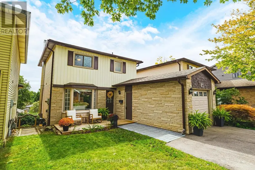 Detached at 19 HILLSDALE COURT, Hamilton