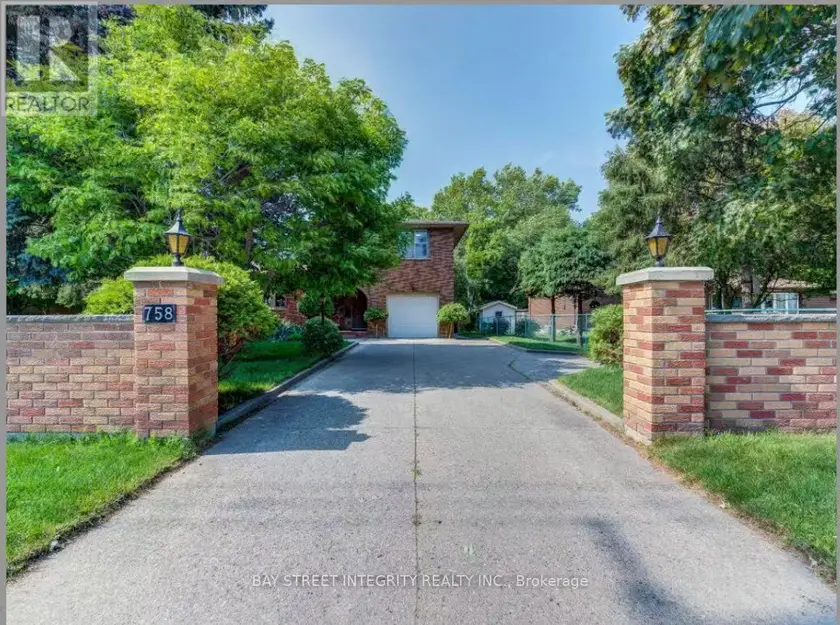 Detached at UPPER 758 BRADLEY AVENUE, London South