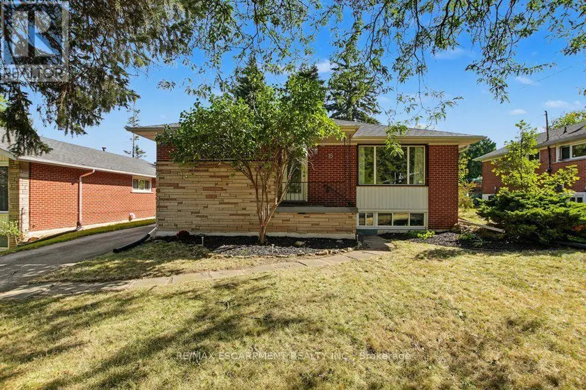 Detached at 15 CARWYN CRESCENT, Hamilton