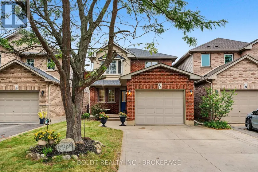 Detached at 17 VALRIDGE COURT, Hamilton