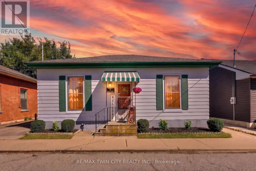 Detached at 7 HALLS AVENUE