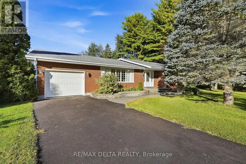 Detached at 77 FRONT ROAD W, Champlain