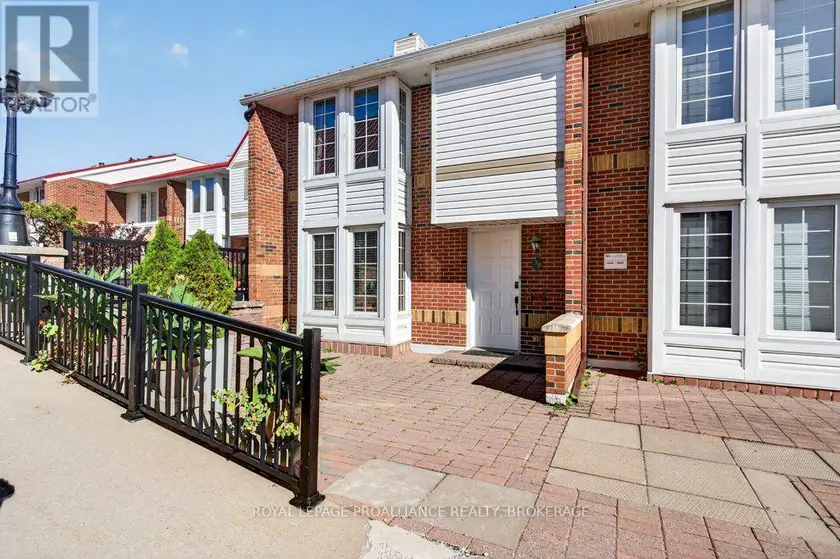 Townhouse at 39 - 1 PLACE D'ARMES, Kingston