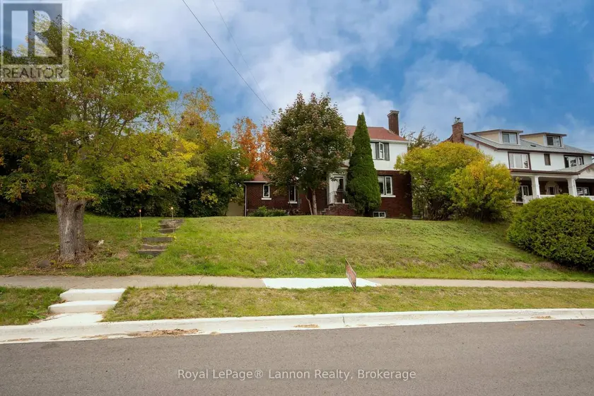 Detached at 82 COLLEGE STREET W, Thunder Bay