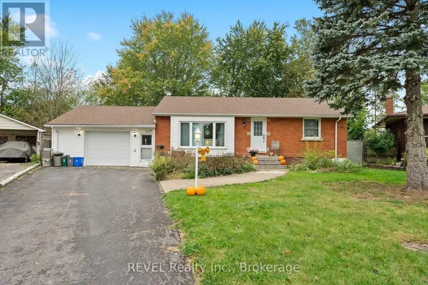 Detached at UPPER UNIT - 8327 PARKWAY DRIVE, Niagara Falls