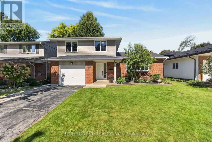 Detached at 32 MEADOWVIEW ROAD, London South