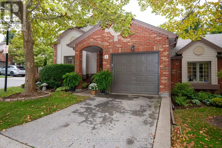 Townhouse at 5 - 1100 BYRON BASELINE ROAD, London South