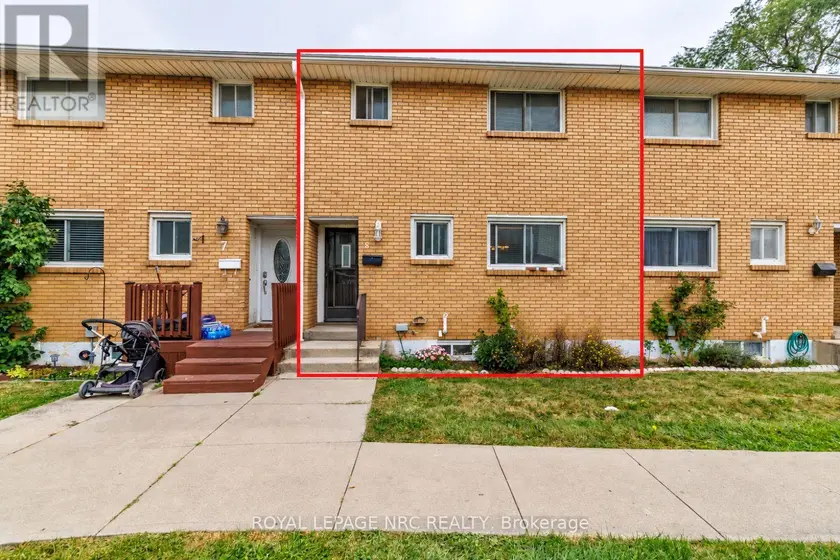 Townhouse at 8 - 161 BERKINDALE DRIVE, Hamilton