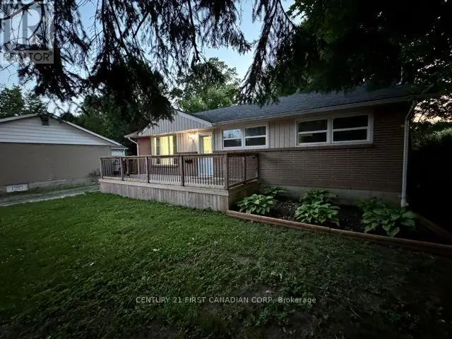 Detached at UPPER LEVEL - 31 THORNCREST CRESCENT, London South