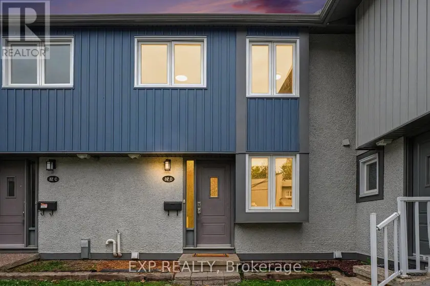 Townhouse at D - 32 BENLEA DRIVE, Ottawa