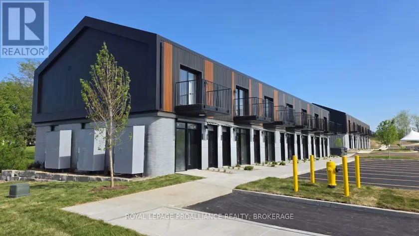 Multiplex at 101 - 425 FOURTH STREET, Gananoque