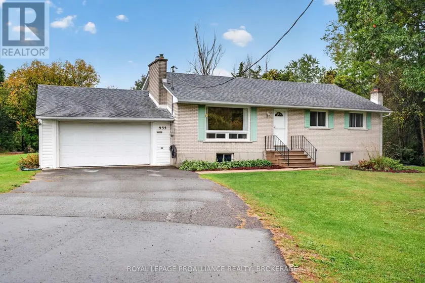 Detached at 935 MCKNIGHT ROAD, Kingston)