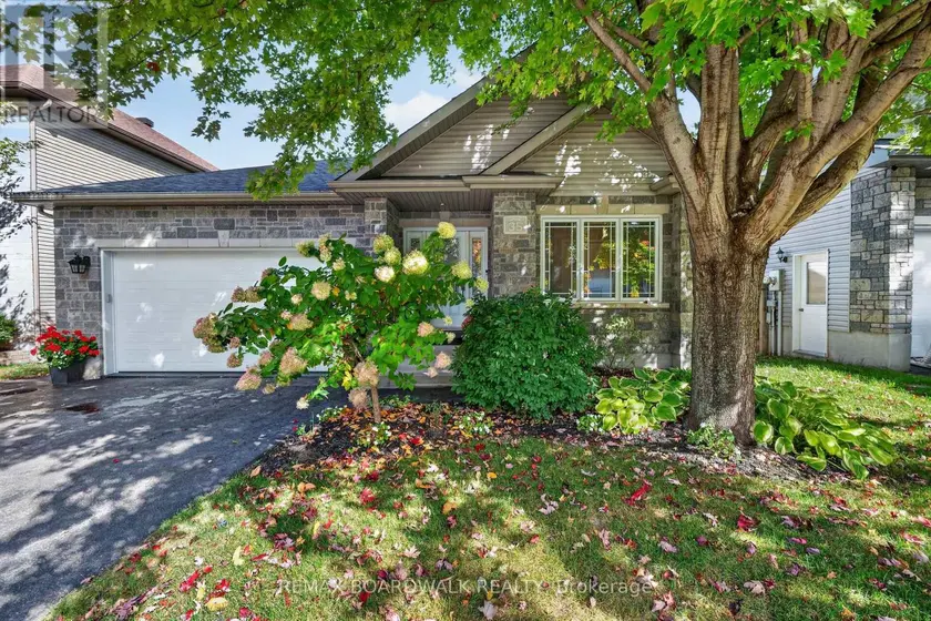 Detached at 35 HONORE CRESCENT, The Nation