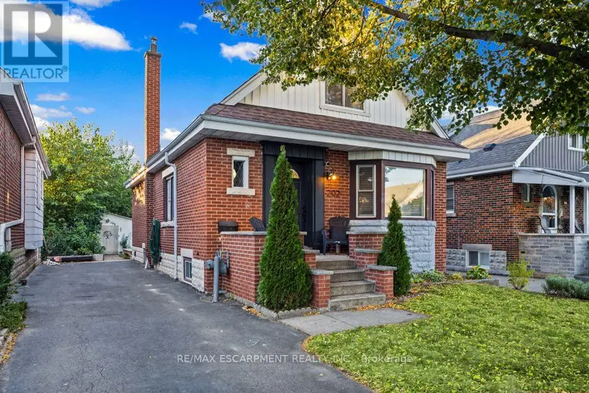 Detached at 202 HUXLEY AVENUE S, Hamilton