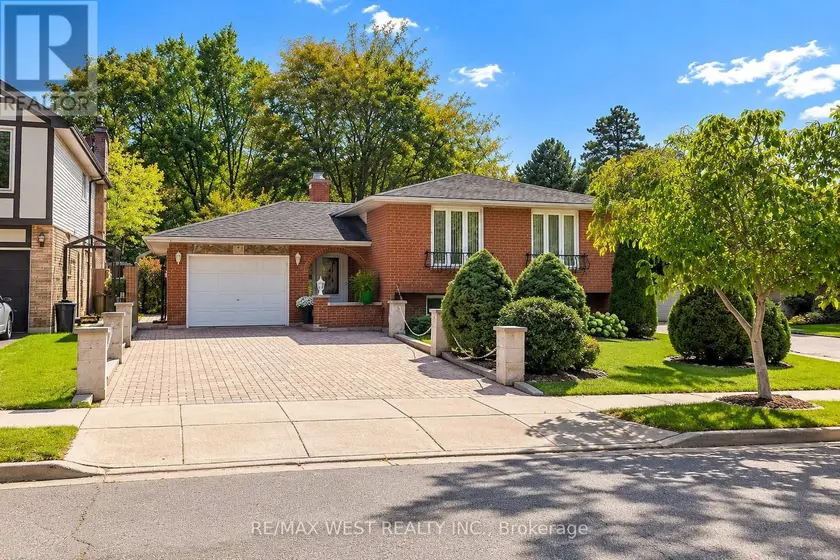 Detached at 34 GLEN CASTLE DRIVE, Hamilton