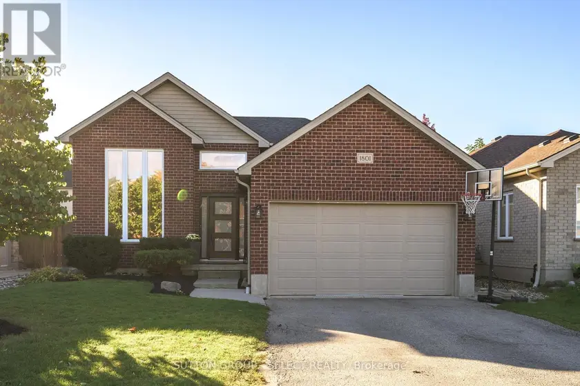 Detached at 1801 SEYMOUR CRESCENT, London North
