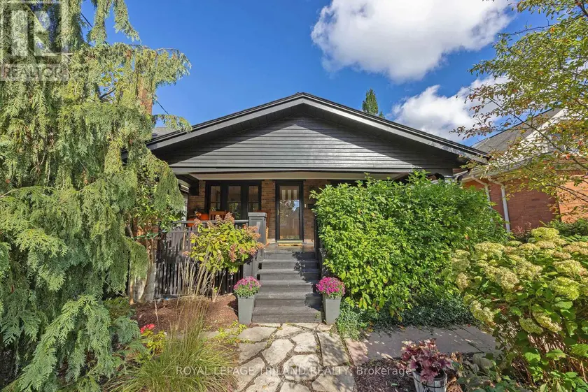 Detached at 8 MCKENZIE AVENUE, London South