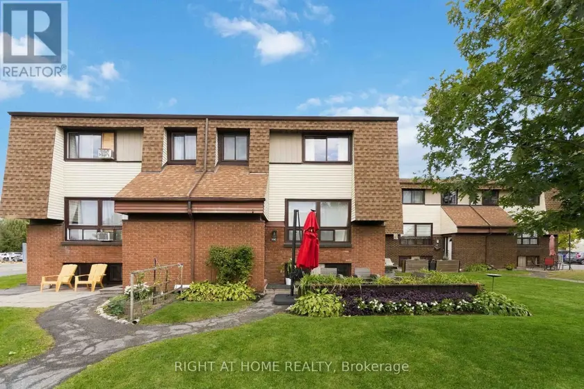Townhouse at C - 23 WOODVALE, Ottawa