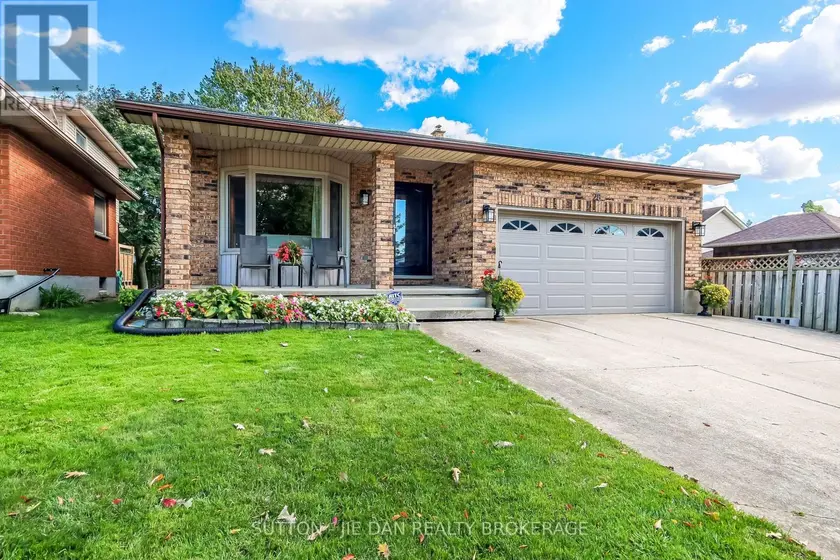 Detached at 28 COUNTRY CLUB LANE, London South