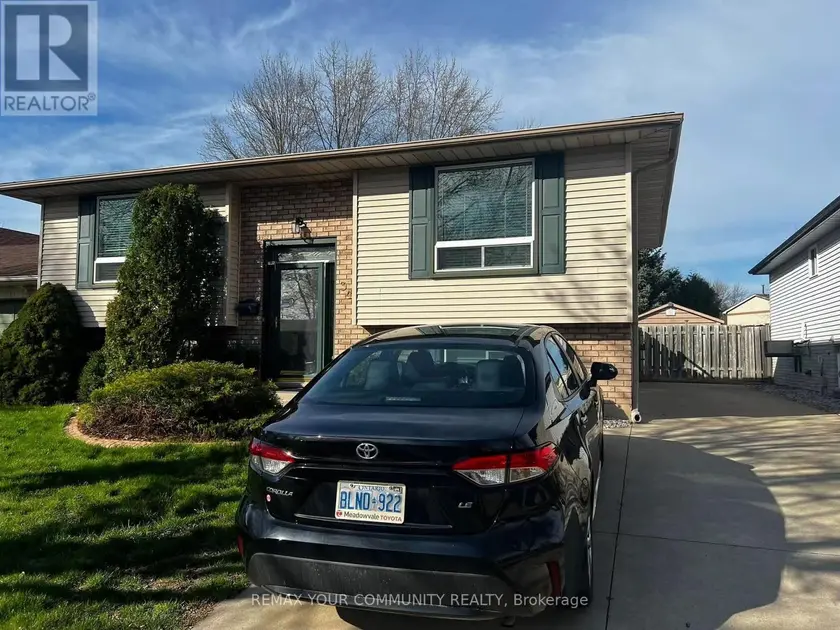 Detached at 34 BEAVER CRESCENT, Brantford