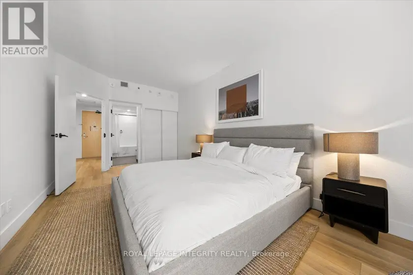 Multiplex at 1017 - 161 LAURIER AVENUE W, Ottawa