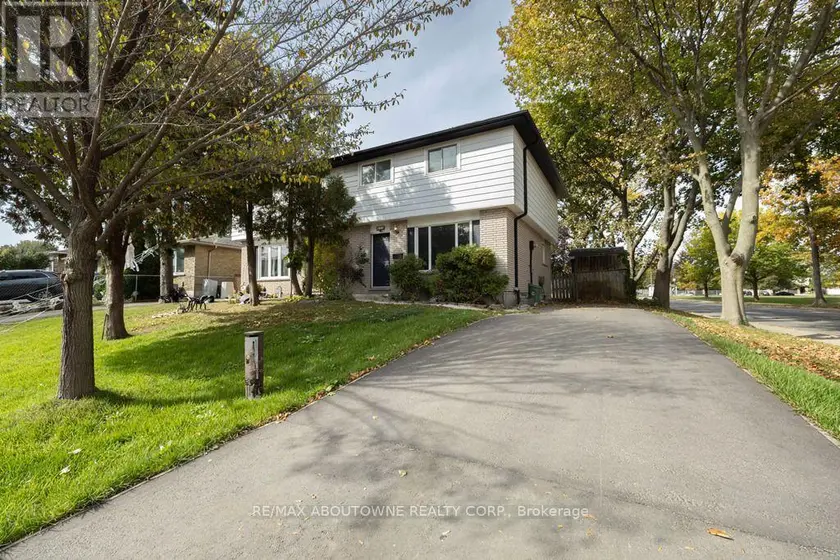 Semi-Detached/Link at 4 GLAMIS COURT, Hamilton