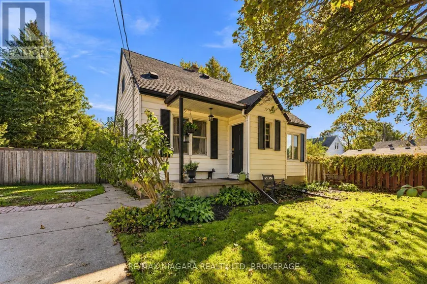 Detached at 4 WALKER AVENUE, St. Catharines