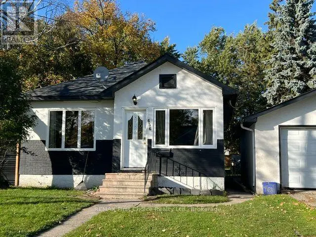 Detached at 656 FIRST STREET E, Fort Frances