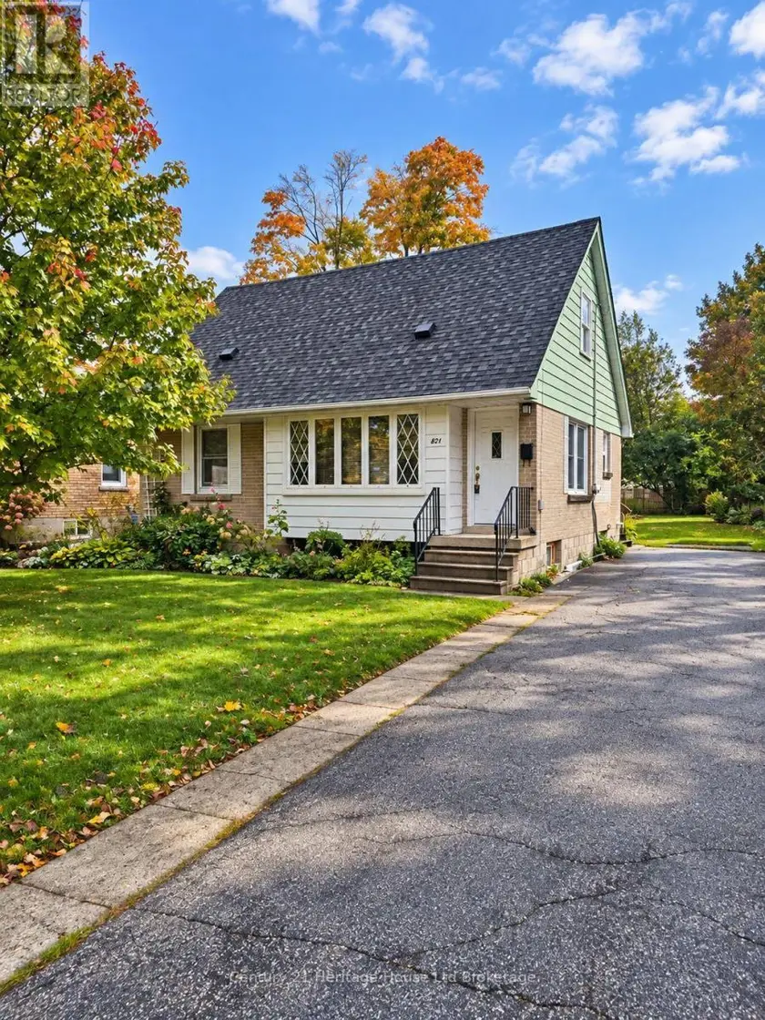 Detached at 821 WILTON CRESCENT, Woodstock