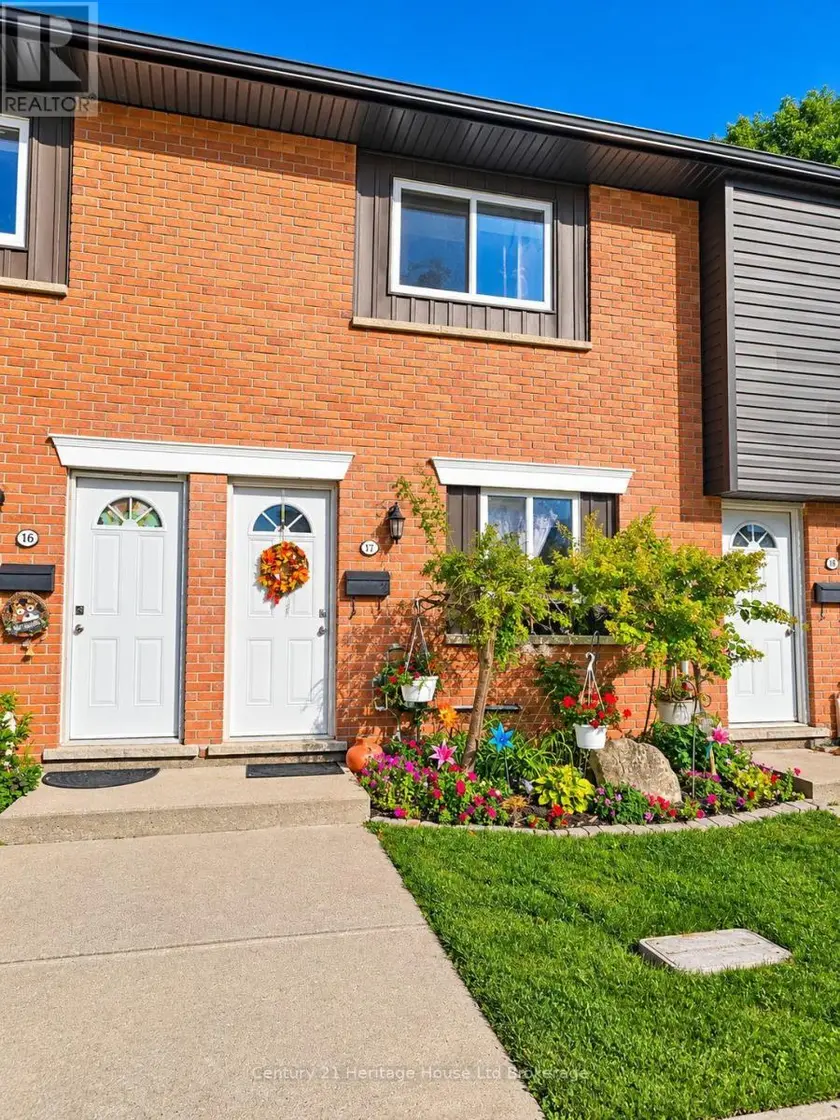 Townhouse at 17 - 133 BAY STREET, Woodstock