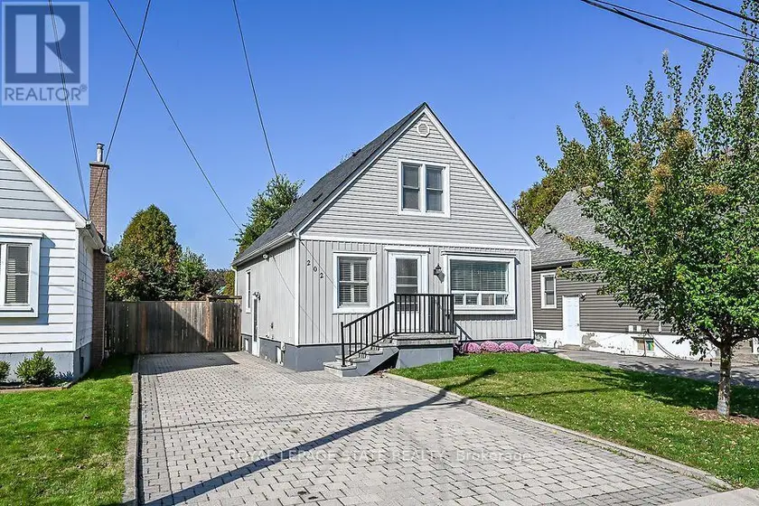 Detached at 202 EAST 26TH STREET, Hamilton
