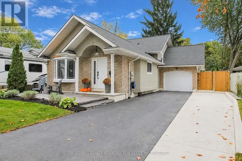 Detached at 11 FALLINGBROOK DRIVE, Pelham