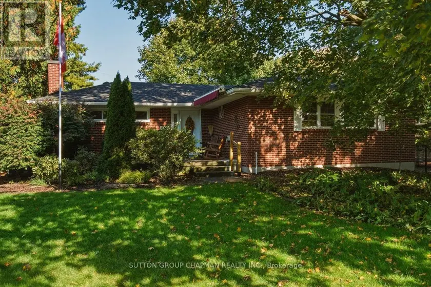 Detached at 605 KINGSWAY AVENUE, London North