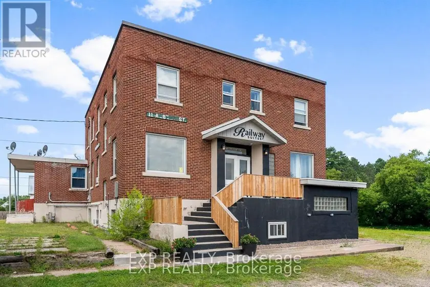 Multiplex at 11 ALBERT STREET, Laurentian Hills