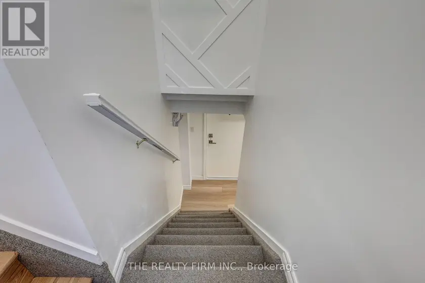 Detached at LOWER - 408 RIDGEWOOD CRESCENT, London South