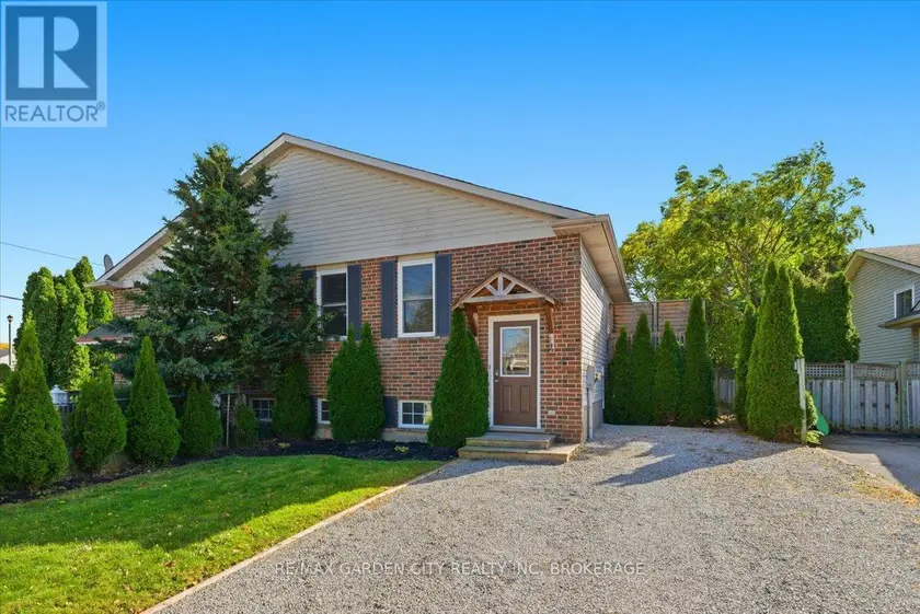 Semi-Detached/Link at 4 FOX TRAIL DRIVE, St. Catharines