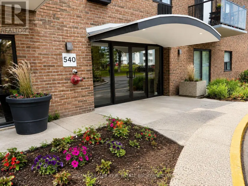 Apartment at 301 - 540 PROUDFOOT LANE, London North